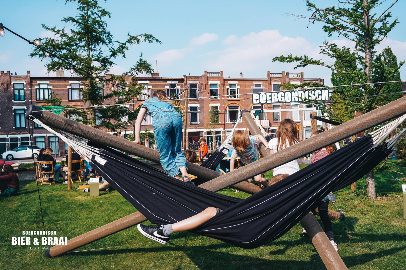 Kinderen spelend op de hangmatten op Boergondisch:Bier & Braai