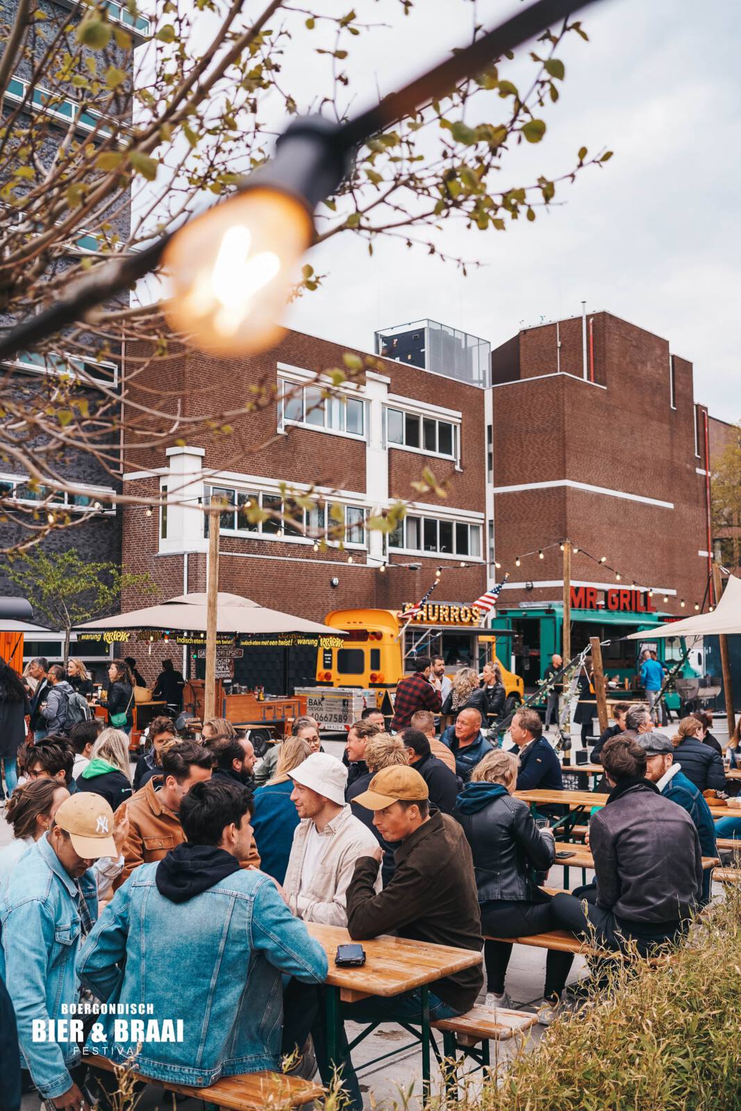 Bezoekers Boergondisch:Bier & Braai aan de tafels