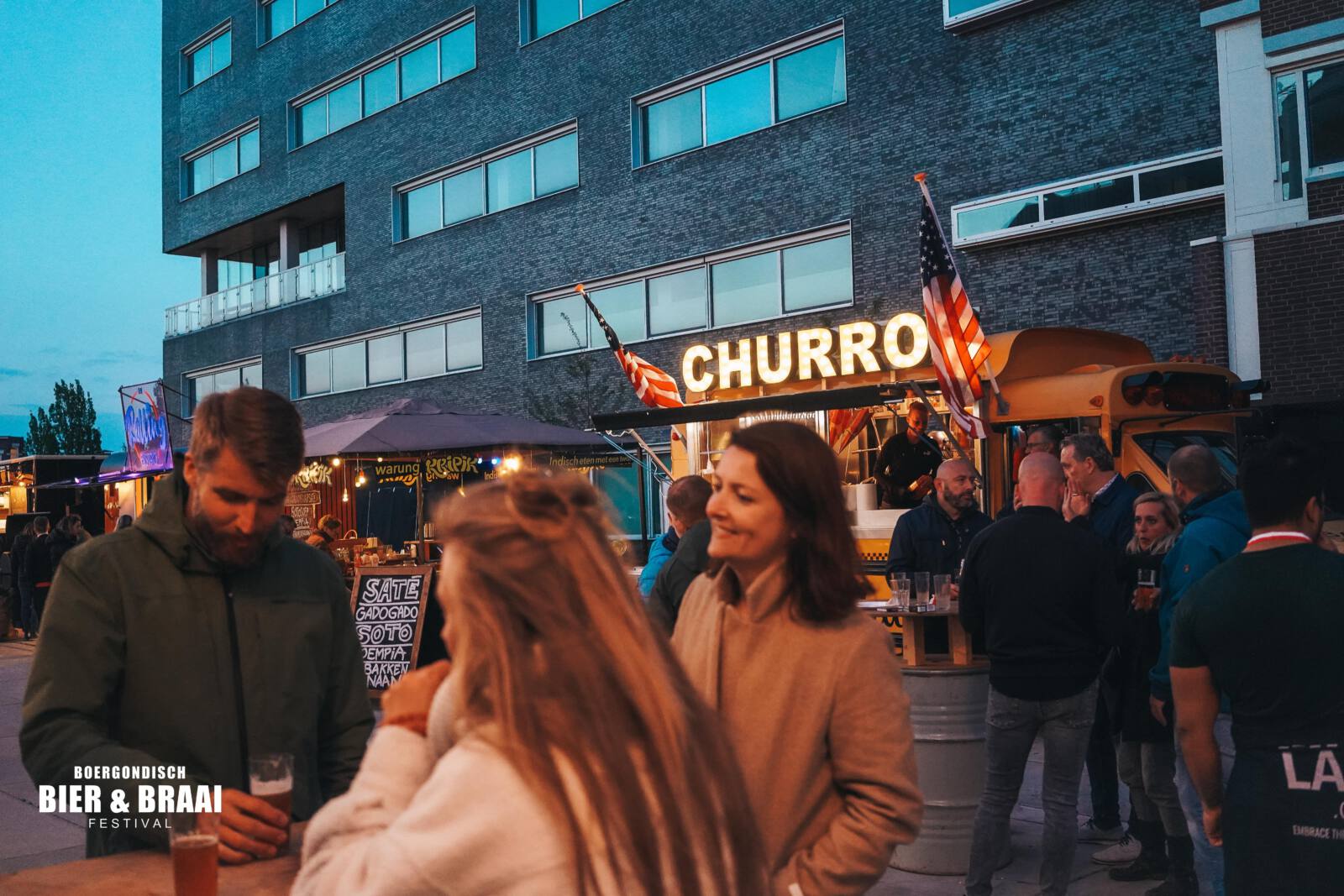 Bezoekers Boergondisch:Bier & Braai met knusse sfeerverlichting