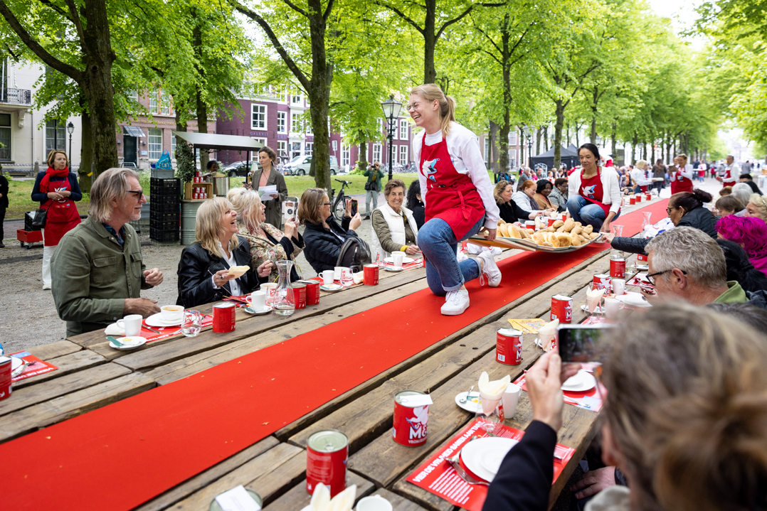 serveren op de vrijheidsmaaltijd