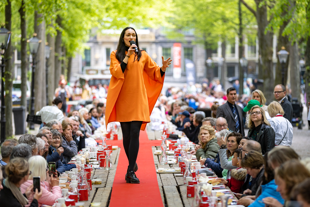 Karima tijdens de vrijheidsmaaltijd