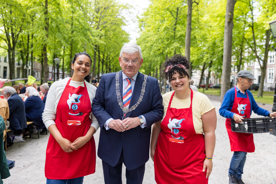 Burgemeester van Zanen met vrijwilligers van de Vrijheidsmaaltijd