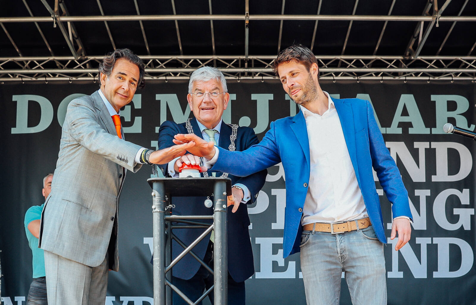 Officiele opening Noordboulevard door burgemeester van Zanen