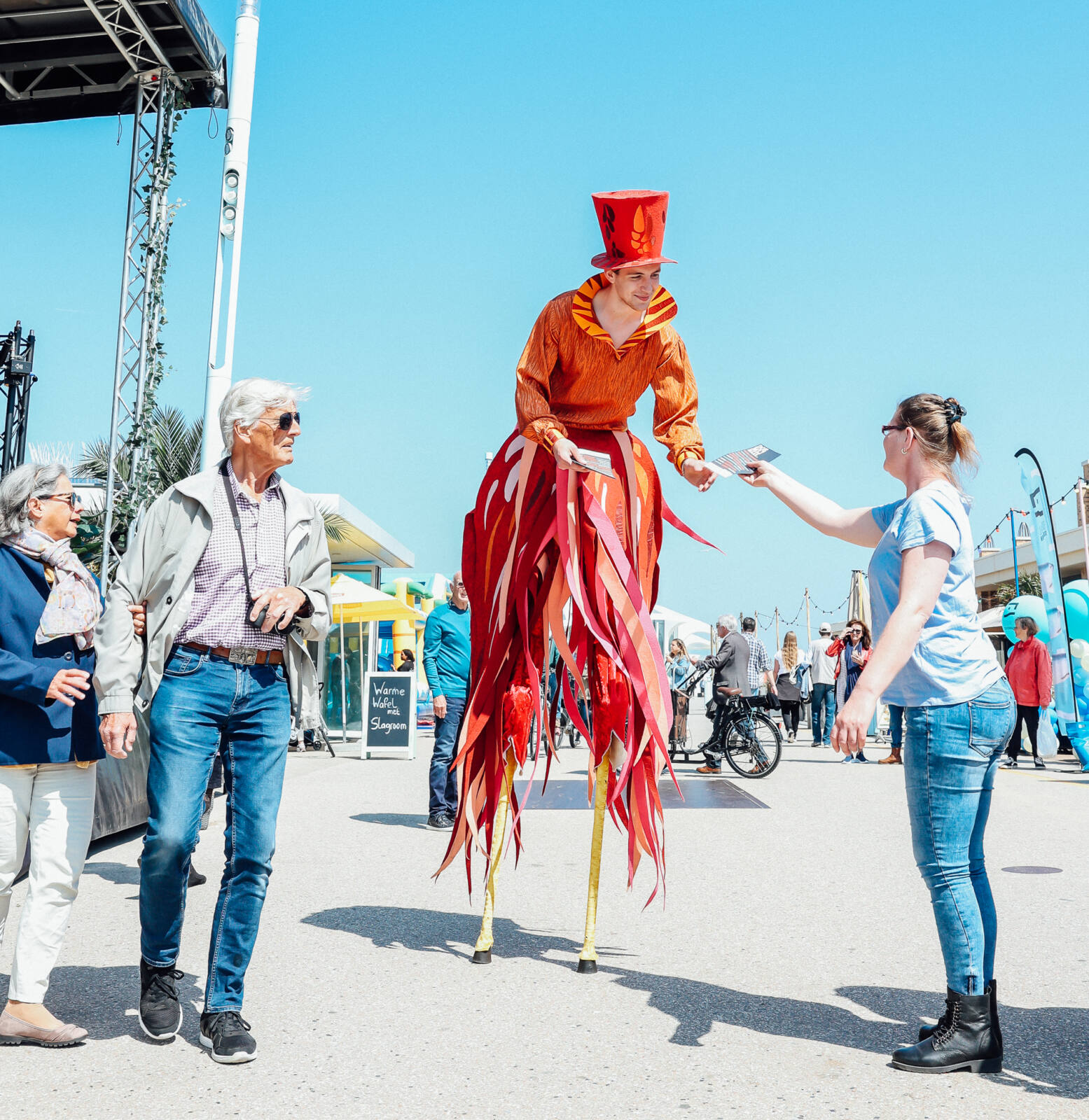 Steltenlopers tijdens de opening van de Noordboulevard