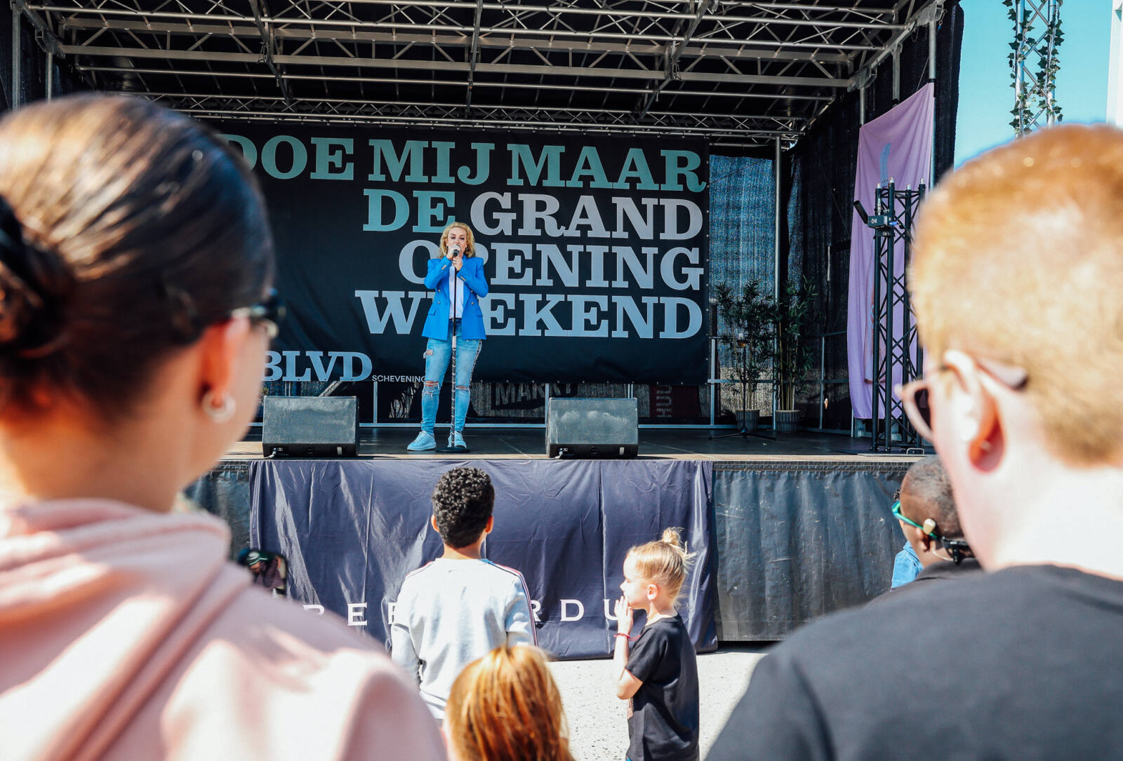 Samantha Steenwijk tijdens de opening van de Noordboulevard